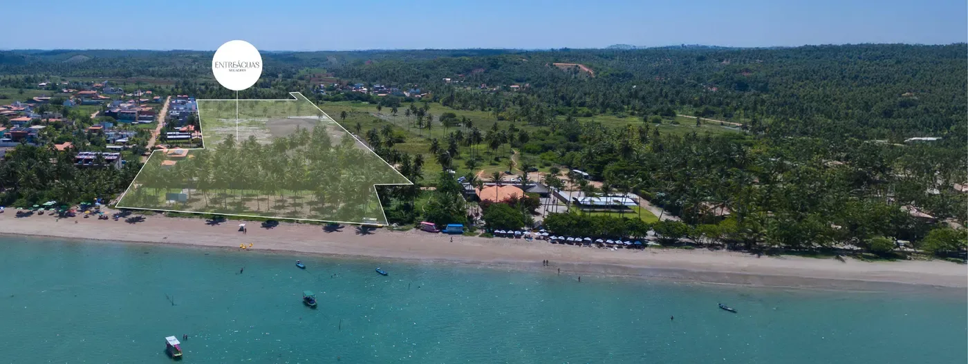 Mapa aéreo demarcando o terreno do EntreÁguas Milagres entre a orla e a vila de Porto da Pedra